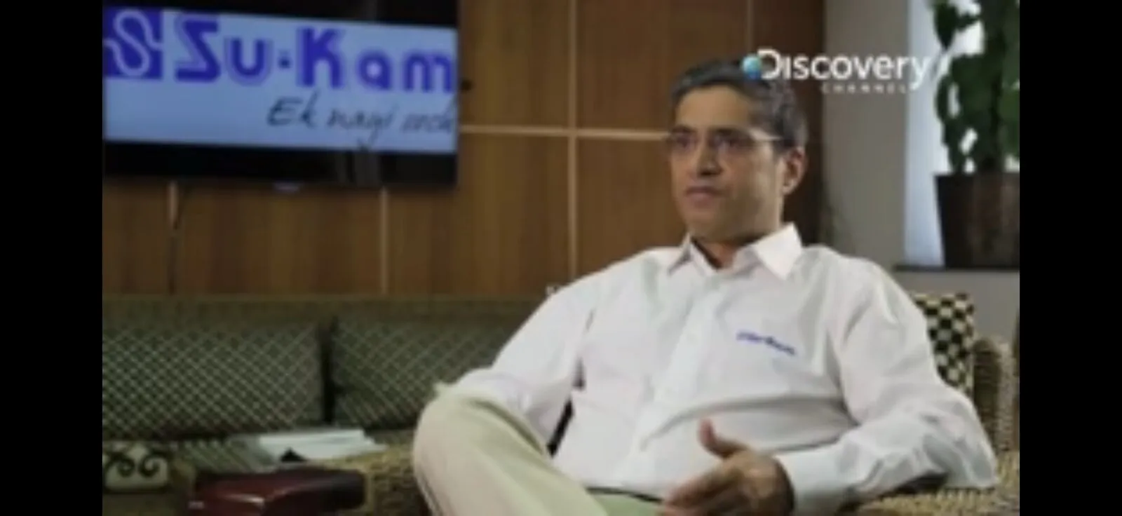 Kunwer Sachdev in conversation at the Su-Kam office — still from the Sun Fuel feature on Discovery Channel.