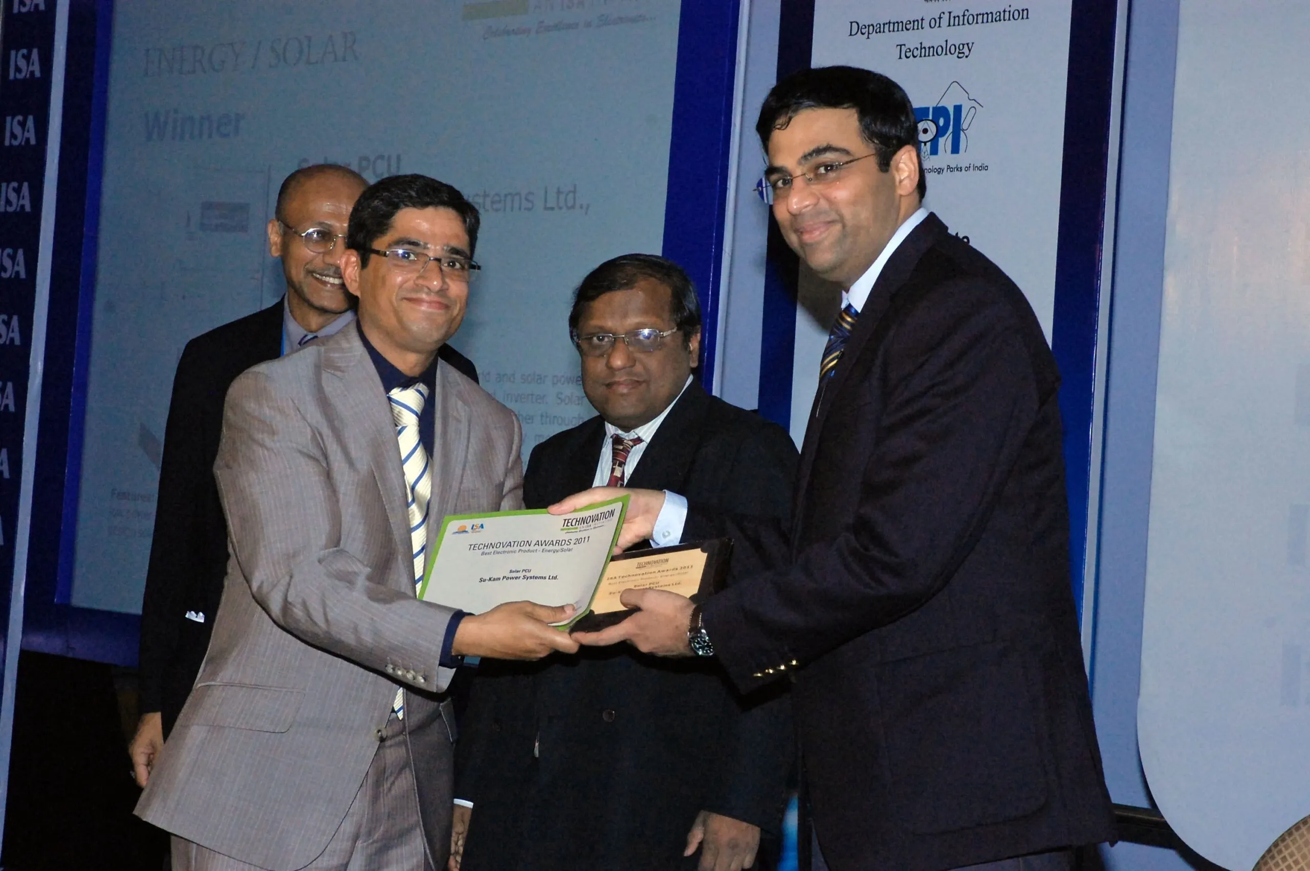 ISA Technovation Award ceremony, Bangalore — Kunwer Sachdev receiving the solar PCU award from Vishwanathan Anand, February 2011