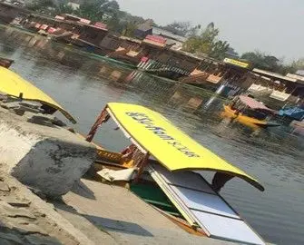 A collage of Su-Kam Solar's guerrilla branding — a Dal Lake shikara, a branded pickup, a solar e-rickshaw and a dealer storefront